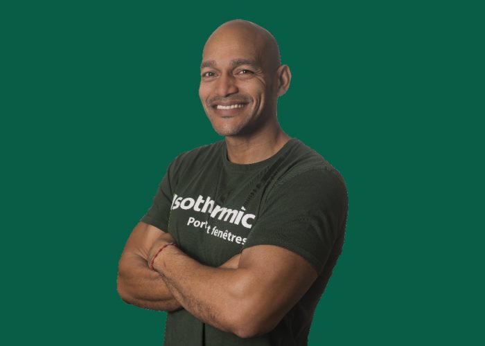 photo d'un homme souriant les bras croisés portant un tshirt isothermic