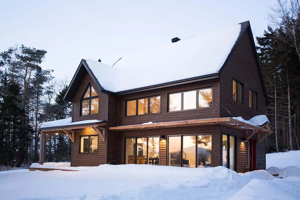 Photo d'une façade de maison sous la neige