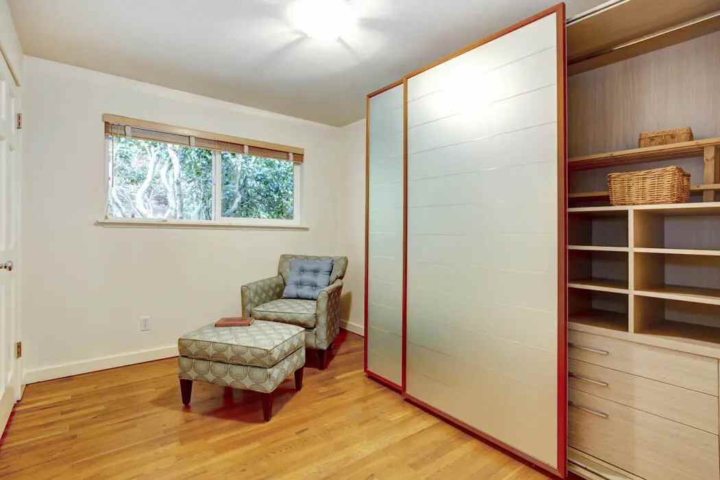 photo d'une pièce intérieure avec petites fenêtre en hauteur
