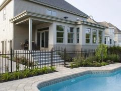 photo de maison avec une piscine